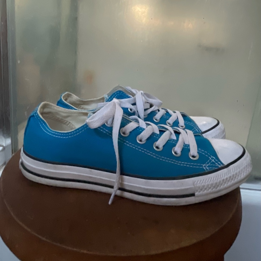 blue low top converse, size 8 womens